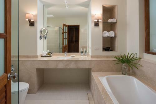 Hotel Le Menara Khao Lak Beachfront Villa & Resort