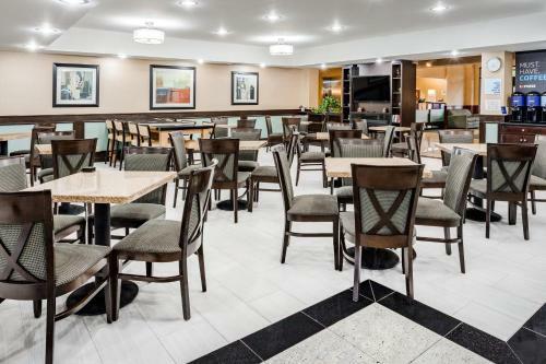 Holiday Inn Express Hotel & Suites Canton
