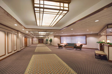 Holiday Inn Hotel & Suites Des