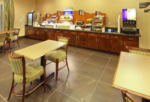 Holiday Inn Express Hotel & Suites Carthage