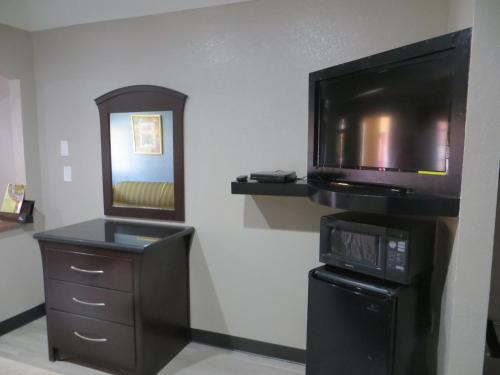 Hotel Regency Suites Bush Airport / Greenspoint