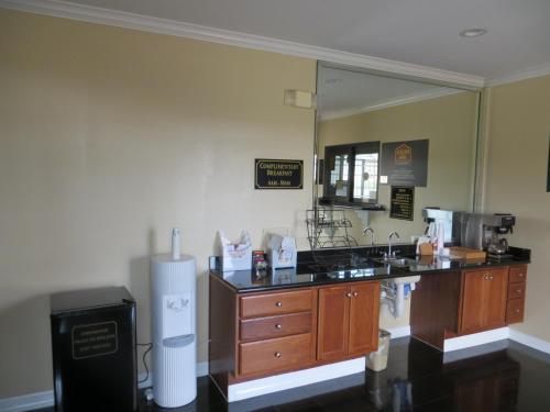 Hotel Regency Suites Bush Airport / Greenspoint