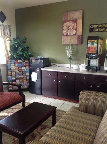 Hotel Regency Suites Bush Airport / Greenspoint