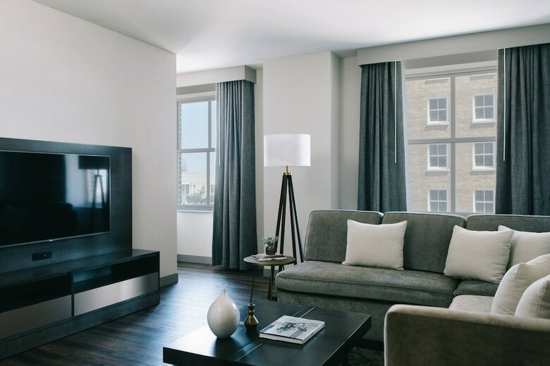 Renaissance St. Louis Grand & Suites Hotel