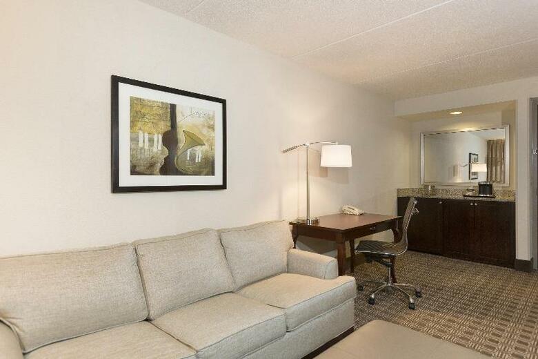 Hotel Doubletree Suites By Hilton Nashville Airport