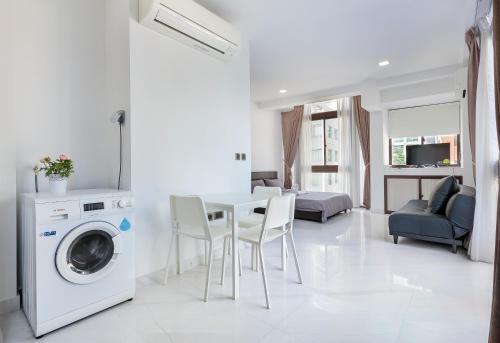 Studio Apartment At Orchard Road Shopping Area