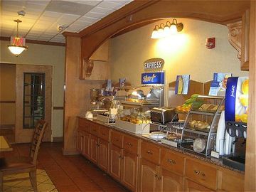 Holiday Inn Express Hotel & Suites Woodbridge