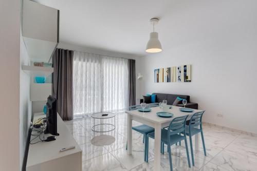 Luxury 2 Bedroom Apartment By The Sea