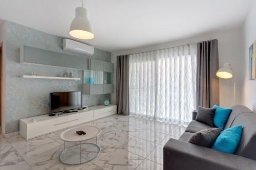 Luxury 2 Bedroom Apartment By The Sea