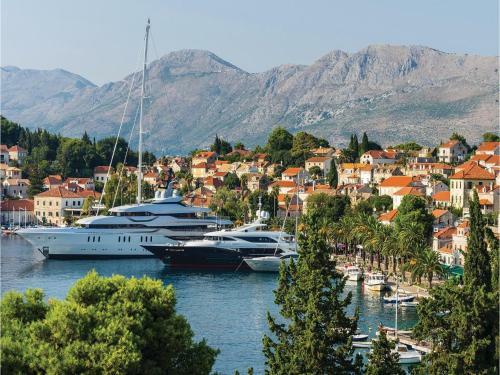 Six-bedroom Holiday Home In Cavtat