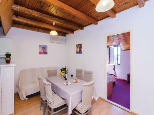 Six-bedroom Holiday Home In Cavtat
