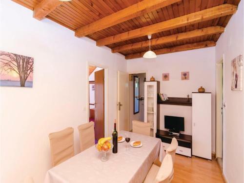 Six-bedroom Holiday Home In Cavtat