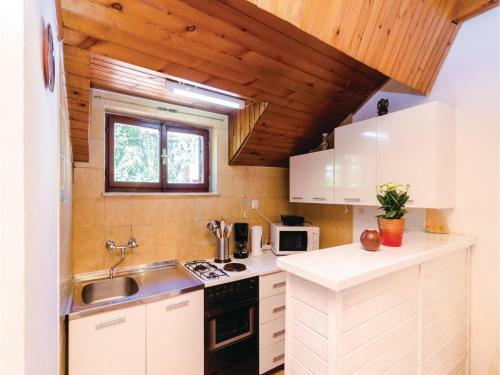 Six-bedroom Holiday Home In Cavtat