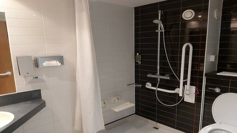 Hotel Express By Holiday Inn Leeds-east