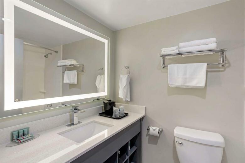 Days Hotel Conference Center East Brunswick