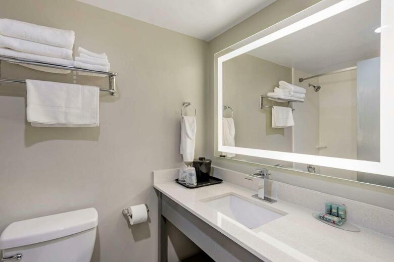Days Hotel Conference Center East Brunswick