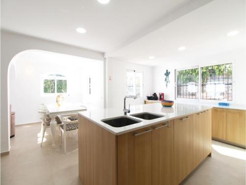 Four-bedroom Holiday Home In Benidoleig