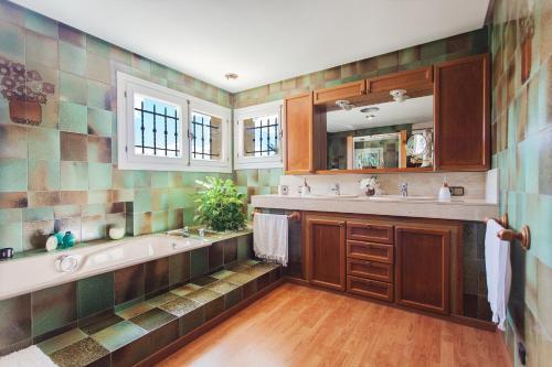 Orient - Excelent Villa In Marratx�