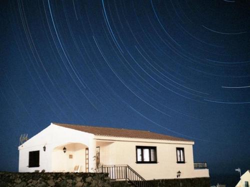 Stylish Bungalow With Great Sea And Mountain Views