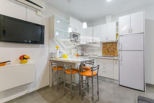 Central Apartment Near Beach And Port