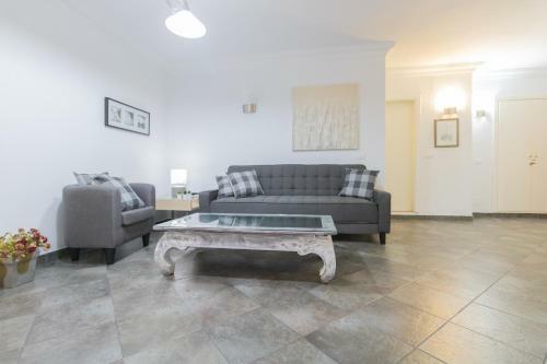Central Square Apartment "with Sea Views"