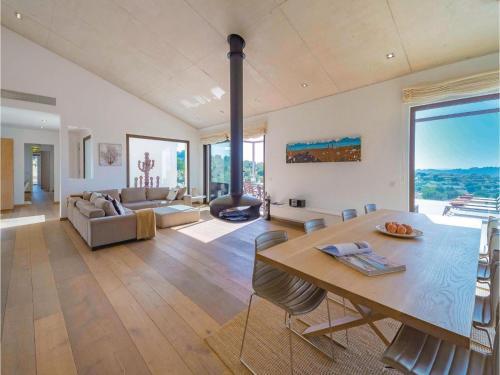 Four-bedroom Holiday Home In Moscari