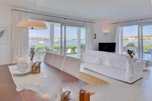 Portocolom Villa Sleeps 10 Air Con Wifi