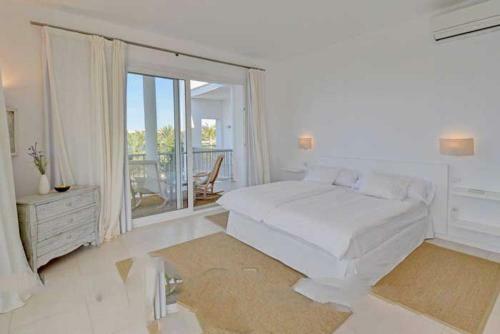 Portocolom Villa Sleeps 10 Air Con Wifi