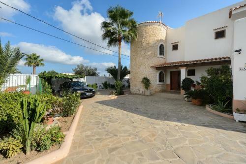 Villa Kiku Ibiza: Excellent Location, Refurbished