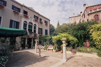 Hotel Pensione Accademia Villa Maravege