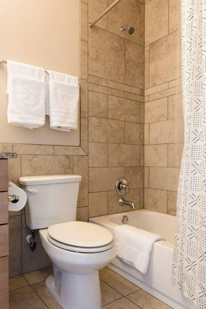 Spacious 3br/3ba Minutes From Dt By Domio