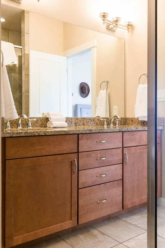 Spacious 3br/3ba Minutes From Dt By Domio