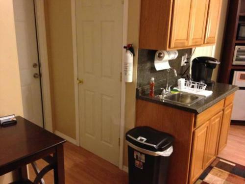 Lewis & Pearl Vacation Apartment A