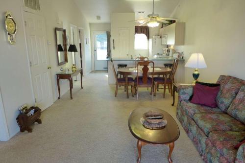 Fall Creek 2bdr Condo (34-29)