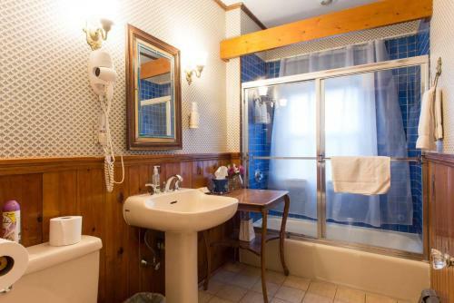 Posada The Coolidge Corner Guest House: A Brookline Bed And Breakfast