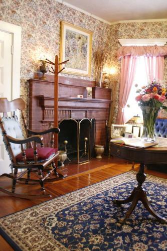 Posada The Coolidge Corner Guest House: A Brookline Bed And Breakfast