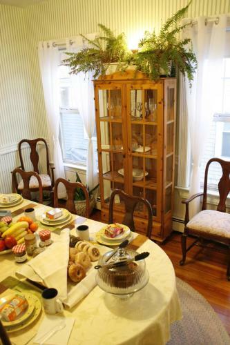 Posada The Coolidge Corner Guest House: A Brookline Bed And Breakfast