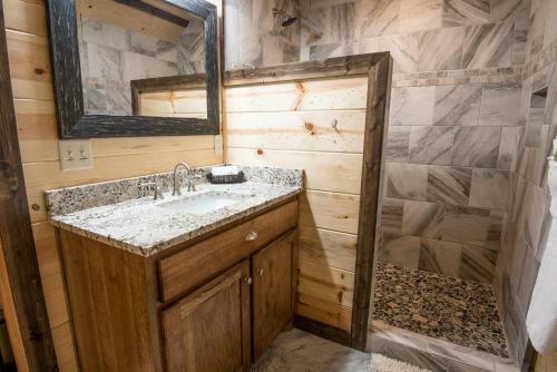 Huckleberry Inn Broken Bow Cabin