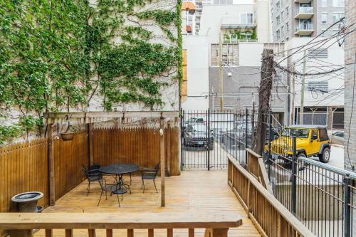 Safe Spacious Mansion In???downtown