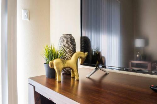 Apartamento Hip 1br | Balcony + Parking | Dining + Shopping