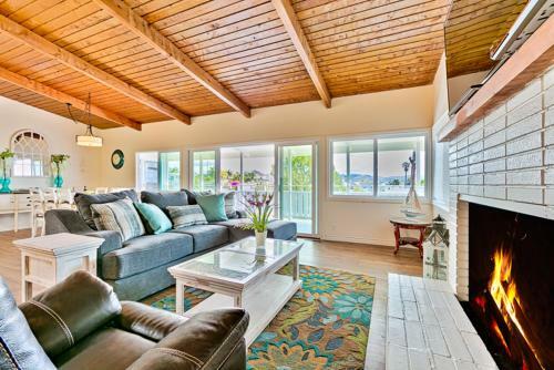 Dp-338 - Hillside Getaway Two-bedroom Holiday Home