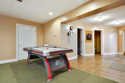 Wolverton Heights Ten-bedroom Chalet