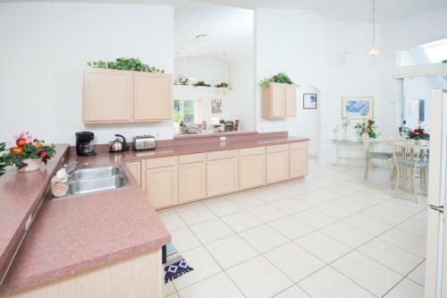 Carole's Thousand Oaks Villa - Four Bedroom Home