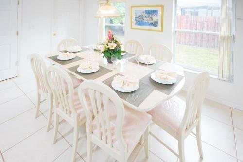 Carole's Thousand Oaks Villa - Four Bedroom Home