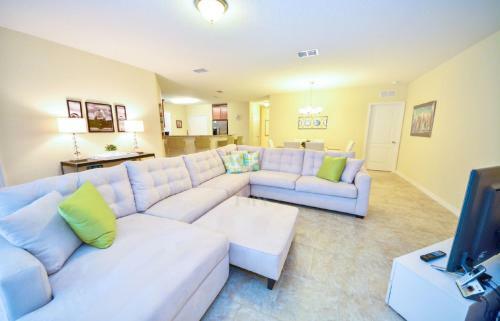 Five Bedrooms, Four Bathroom Home 10cp14