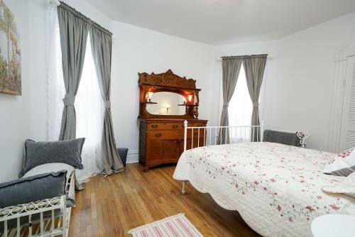 1741 Emerson St Home