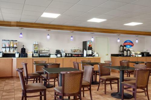 Hotel Baymont By Wyndham Elizabethtown