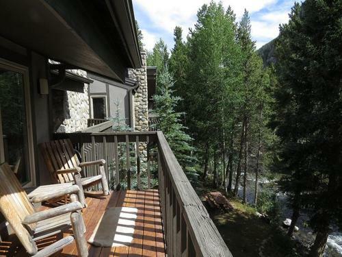 Cross Creek 207
