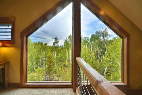 Home In Aspen Forest