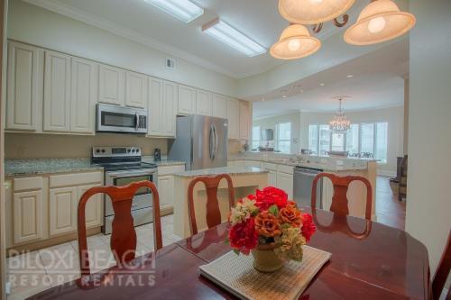 Legacy I 1306 Penthouse - Three Bedroom Apartment